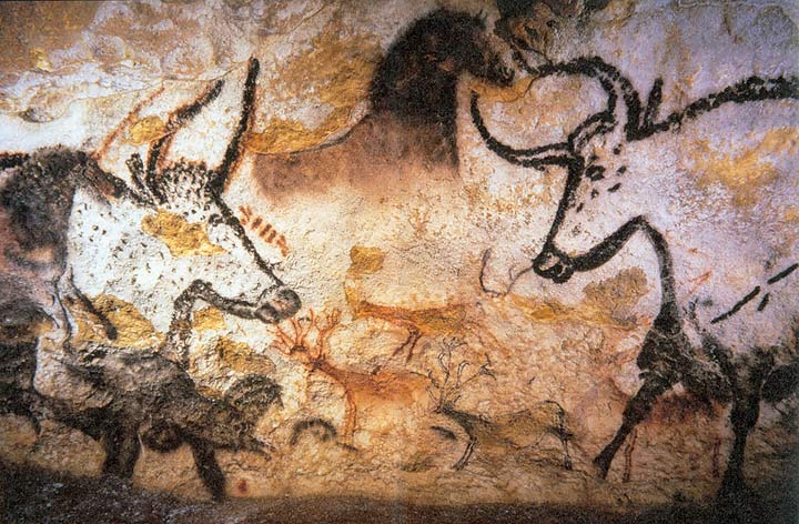 Cave wall with clear outlining of animals with horns